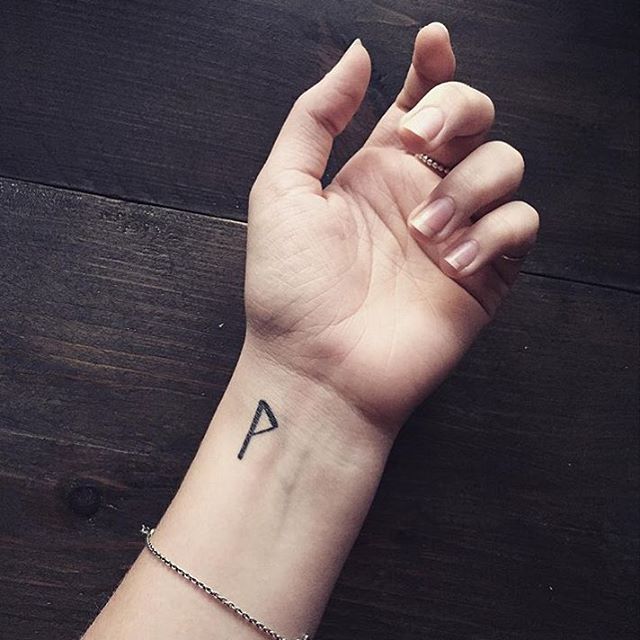 45 Unique Small Wrist Tattoos for Women and Men - Simplest ...