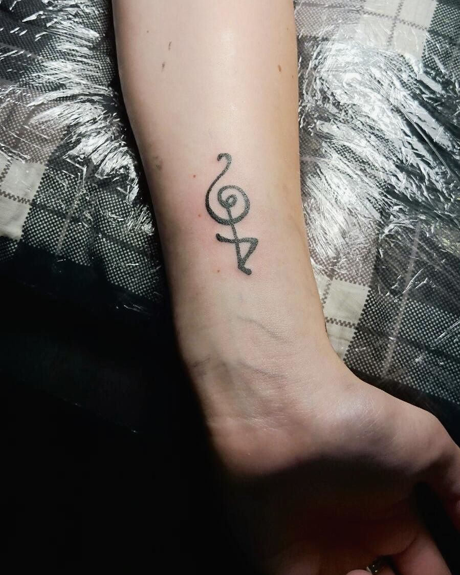 40 Inspiring Hakuna Matata Symbol Tattoos & Its Meaning