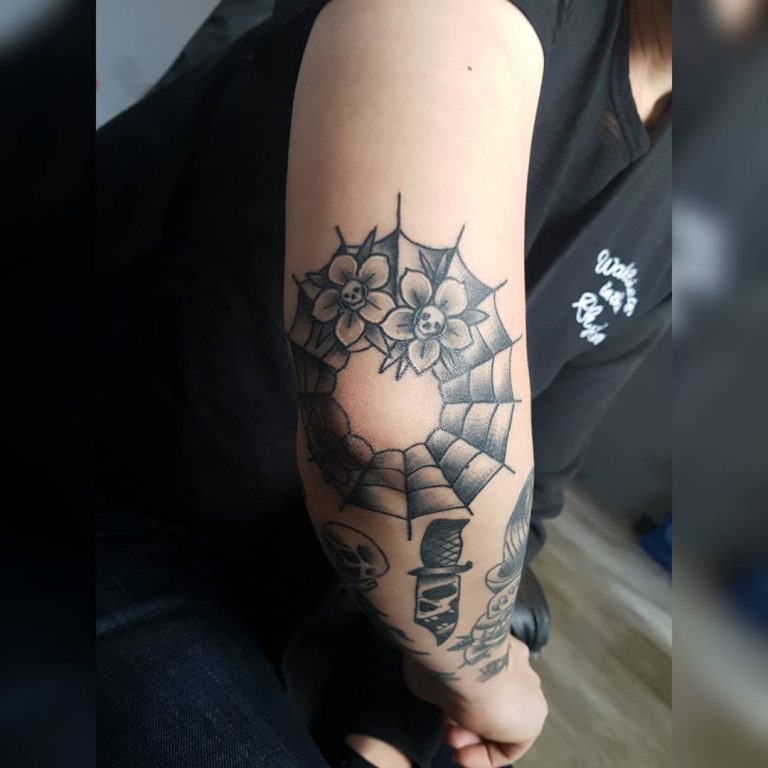Spinnennetz tattoo hals
