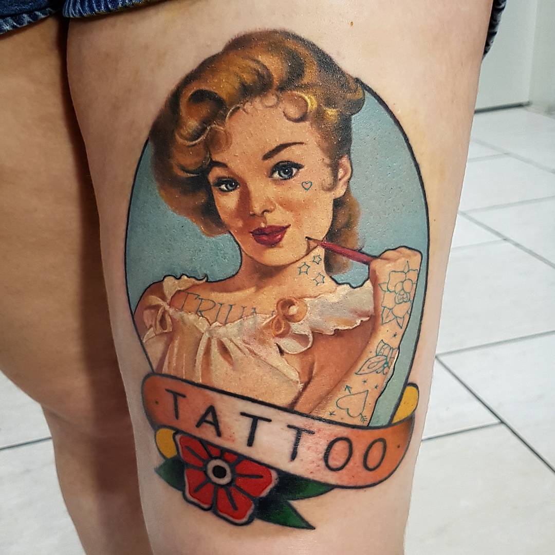Más de 90 diseños y significados de la mejor chica pinup del tatuaje