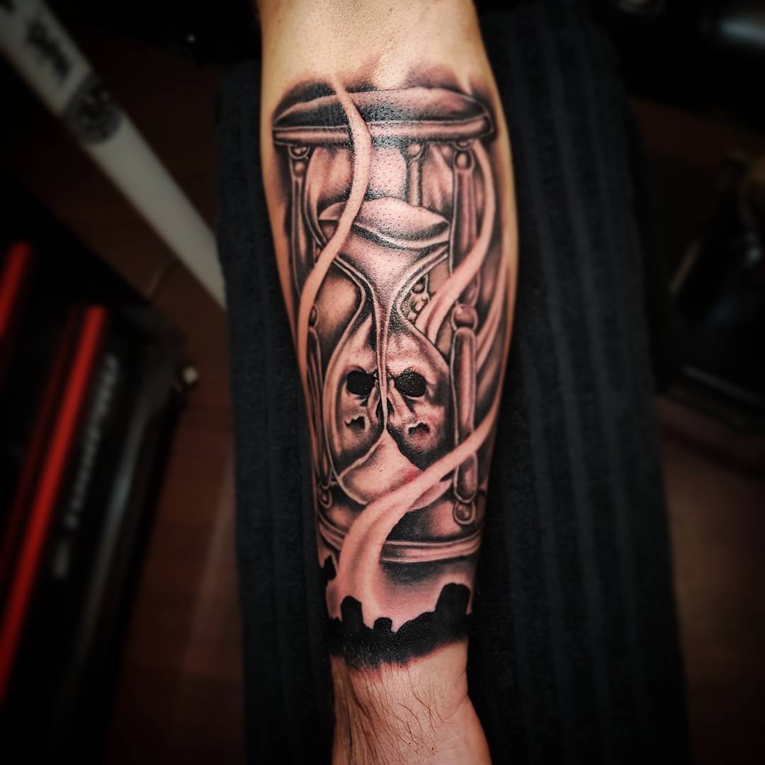 Best Hourglass Tattoo Designs And Meanings Time Is Flying