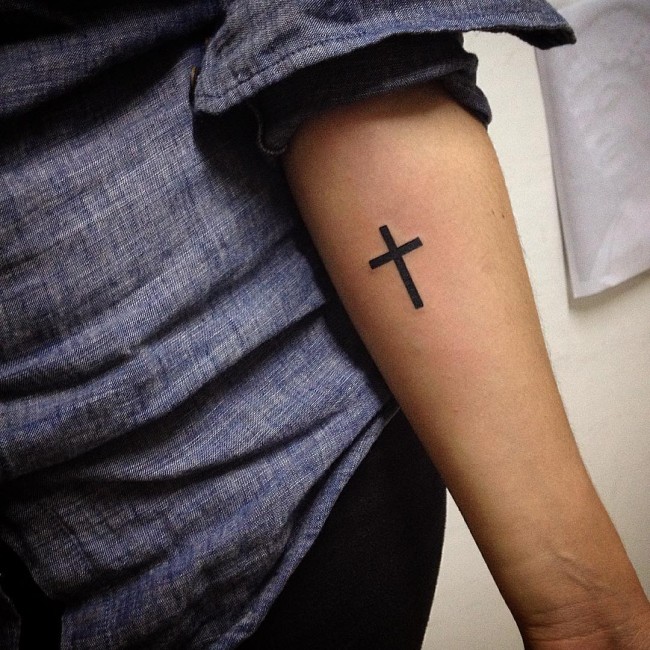 Kreuz arm tattoo mann Arm Tattoo