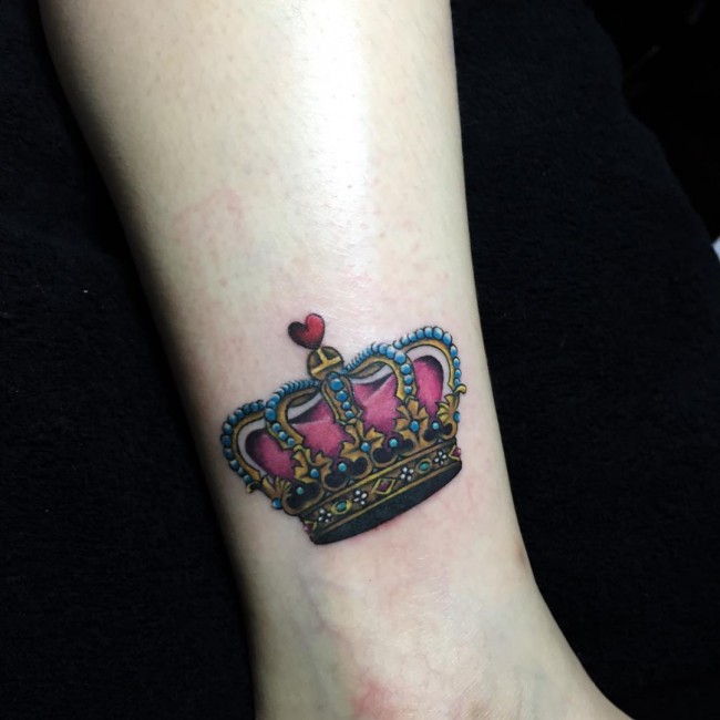 crown tattoos with letter h