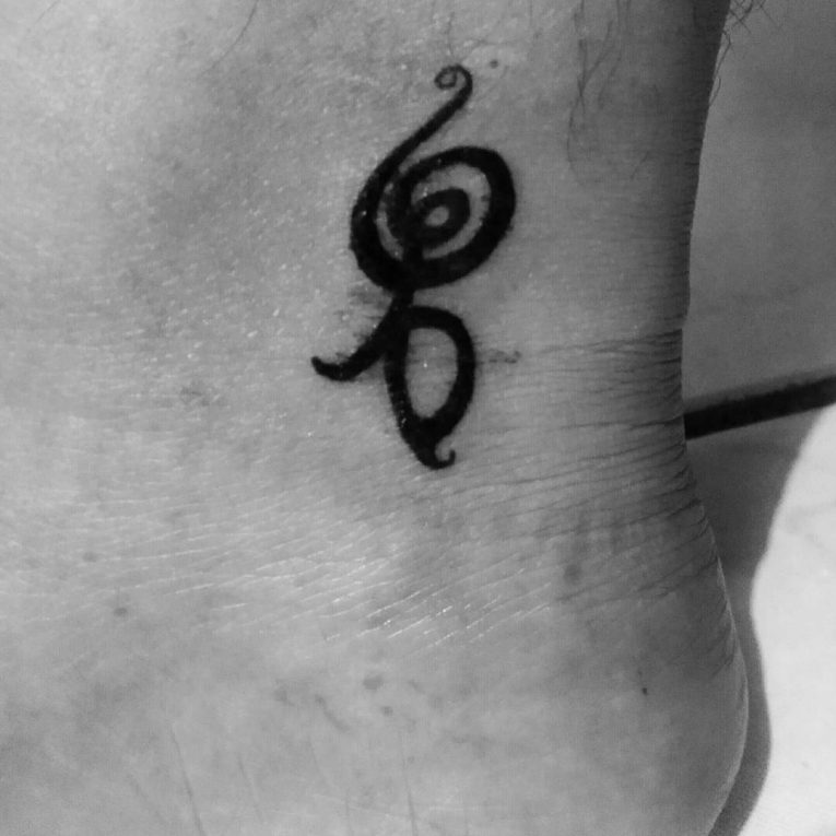 40 Inspiring Hakuna Matata Symbol Tattoos & Its Meaning