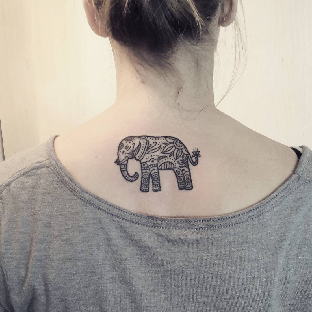 Татуировка слона на шее