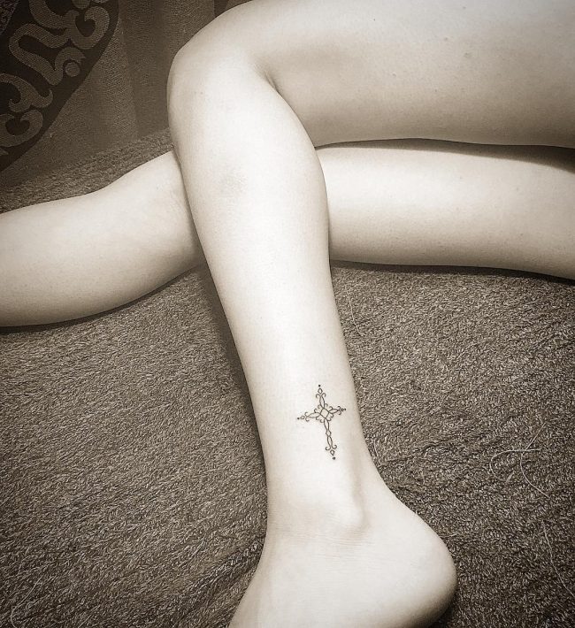 small cross tattoo15