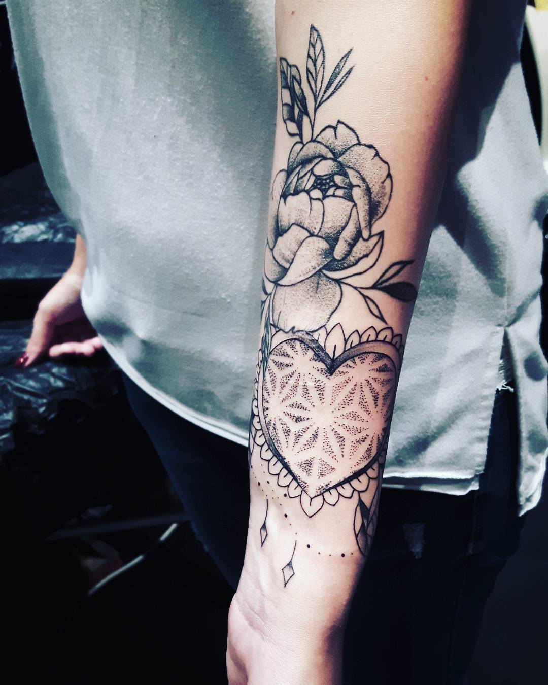 Empowering Arm Tattoos for Women: Symbolism and Significance - Tattify.org