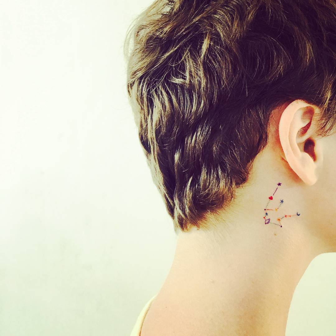 Татуировка за ухом для девушек с короткой стрижкой