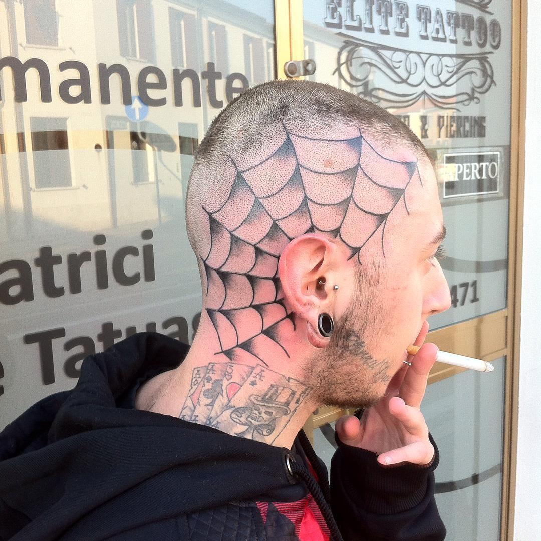 Татуировка паутина на голове