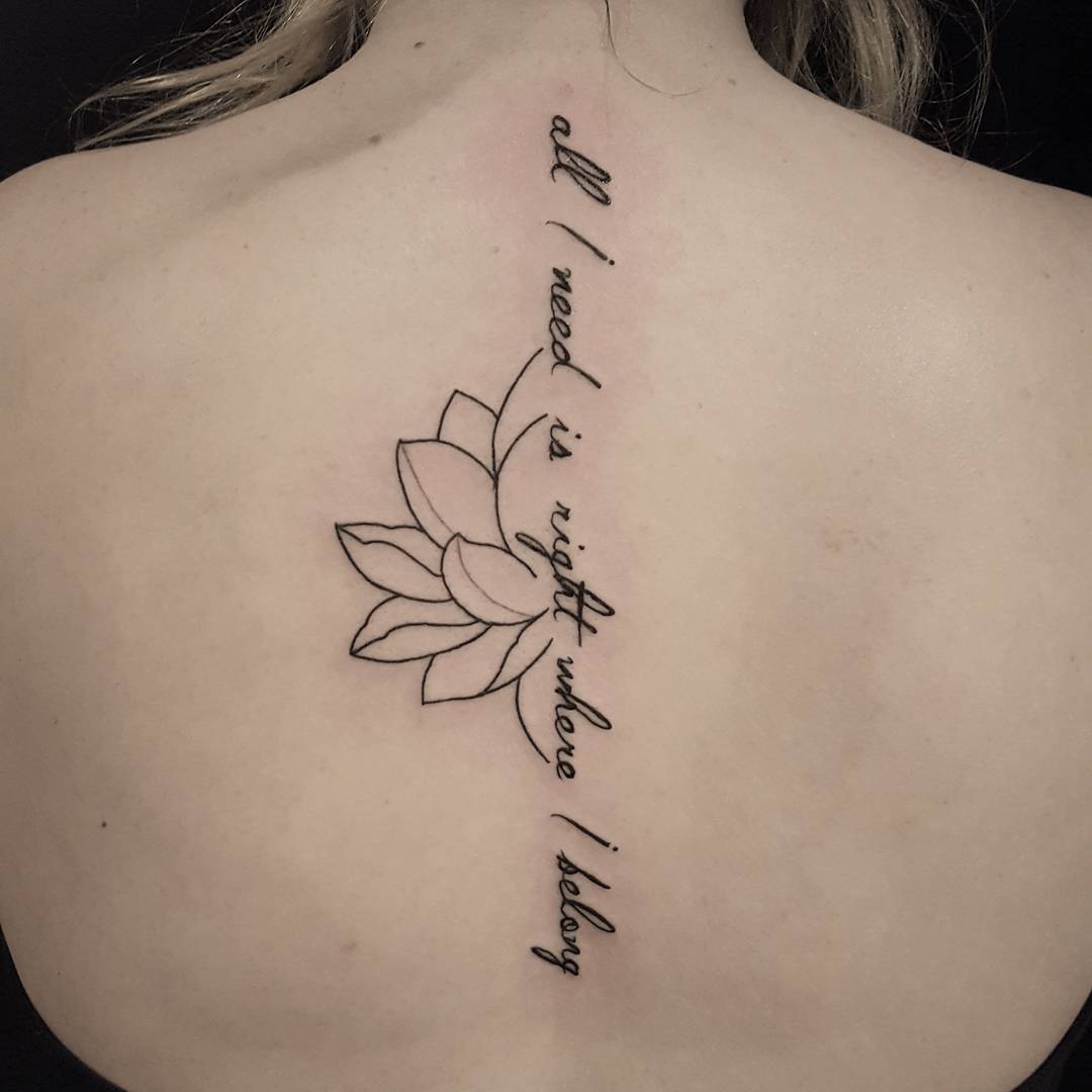 Татуировки для девушек на спине надписи с цветами