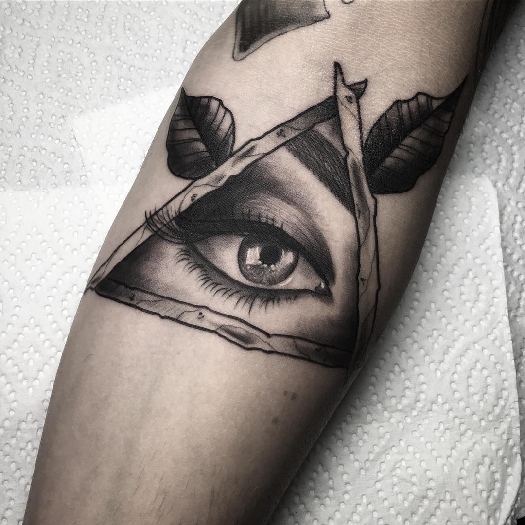 Всевидящее око женское тату
