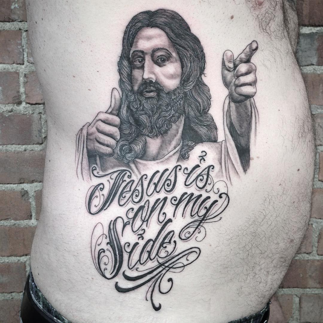 Татуировки Иисуса на животе