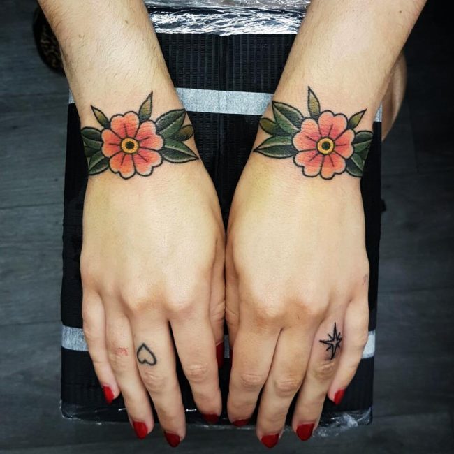 30 Cool Small Wrist Tattoo Ideas For Women - Styleoholic