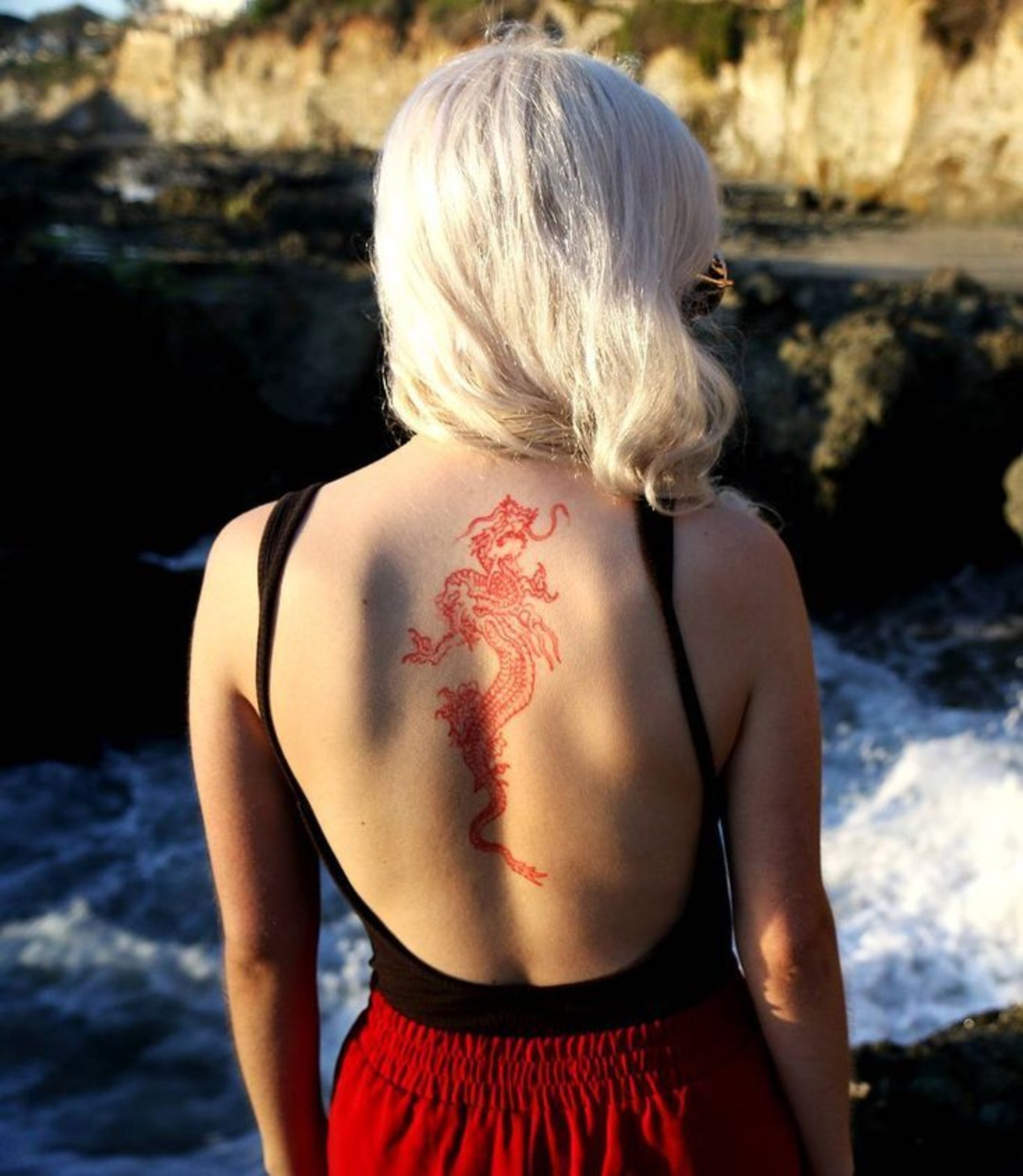 Красная поясница. Татуировка на спине у девушки. Красное тату на спине у девушки. Тату дракон на спине у девушки. Тату на спине для девушек.