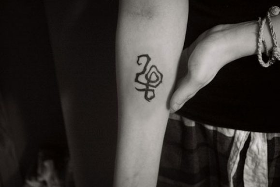 40 Inspiring Hakuna Matata Symbol Tattoos & Its Meaning – A Life Without Worries